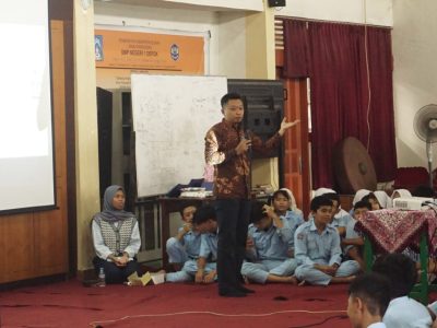 RG Governance and Corporate Finance FEB UNS Holds Digital Finance Education for Junior High School Students